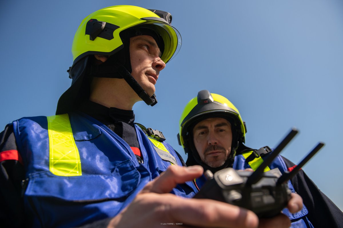 Pompiers03's tweet photo. [ #DRONE ]
📷Composée de 5 télépilotes l'unité drone du SDIS est une aide précieuse sur de nombreuses interventions. Retour en images sur leur dernière FMPA : https://t.co/E2at27BYwM