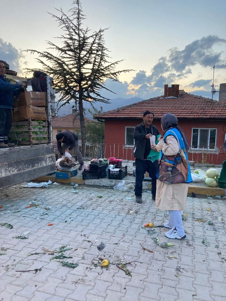 GenclikEmet's tweet photo. 🌙İftara 5 Kala Gönüllerimiz Bir. 

#iftara5kala⏳ programımız kapsamında iftara yetişemeyen vatandaşlarımıza ve pazar esnafımıza ikramlarda bulunduk. https://t.co/ywYx0MFjhl