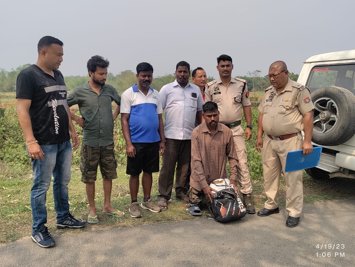 SonitpurPolice's tweet photo. In the war to curb the menace of drugs, Sonipur Police has apprehended and recovered 4.795 KG and 25 Gms of suspected Ganja &amp; Heroin respectively in two separate incidence.
@CMOfficeAssam 
@assampolice 
@DGPAssamPolice 
@gpsinghips https://t.co/iMdz19K9yV