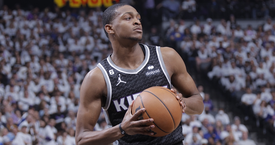 Ls8Betting's tweet photo. 🏀 NBA’de Yılın Clutch oyuncusu olarak ise Sacramento Kings‘in tecrübeli ismi De’Aaron Fox seçildi.

🏀 De’Aaron Fox, Miami Heat‘ten Jimmy Butler ve Chicago Bulls‘tan DeMar DeRozan’ın önünde bu ödülü kazandı.

🏀 Sacramento Kings bu sezon De’Aaron Fox, 73 maçta 25.0 sayı – 4.2 ribaund – 6.1 asist ortalamalarıyla mücadele etmişti.

Clutch Player of the Year voting results:
1. De’Aaron Fox
2. Jimmy Butler
3. DeMar DeRozan
4. Jalen Brunson
5. Joel Embiid
6. Donovan Mitchell
7. Shai Gilgeous-Alexander
8. Luka Doncic
9. Stephen Curry
10. Jayson Tatum
11. Damian Lillard
12. Kyrie Irving
13. Nikola Jokic
14. Julius Randle