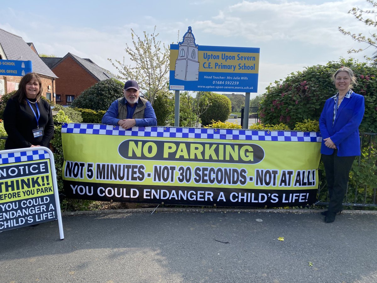 Thank you to Councillor Martin Allen for supporting us by buying new signs to remind our #community to keep our school safe. Working with ⁦@WMerciaPolice⁩ #saferparking #keepuptonsafe