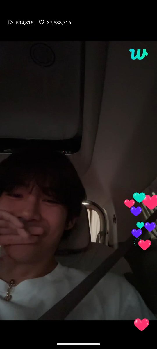 ngrj1002's tweet photo. Man his smile 🥹
How can someone escape when he smiles like this 🥹
I'm melting 🫠
#KimTaehyung
#Vislive
#taetae
#tatamicface https://t.co/Tmca7Ybqwv