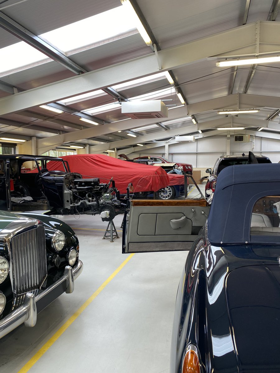 Wandering around the coachwork department this Wednesday morning…

#wednesday #workshop #wander #wednesdayworkshopwander #pawood #pandawood #coachwork #bodyshop #rollsroyce #bentley