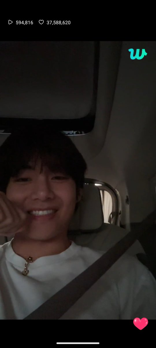 ngrj1002's tweet photo. Man his smile 🥹
How can someone escape when he smiles like this 🥹
I'm melting 🫠
#KimTaehyung
#Vislive
#taetae
#tatamicface https://t.co/Tmca7Ybqwv