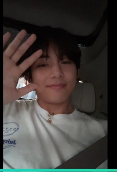 ngrj1002's tweet photo. Man his smile 🥹
How can someone escape when he smiles like this 🥹
I'm melting 🫠
#KimTaehyung
#Vislive
#taetae
#tatamicface https://t.co/Tmca7Ybqwv
