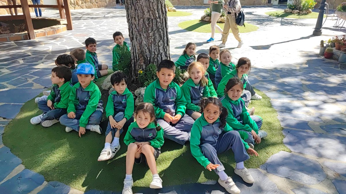 SalesianasESS's tweet photo. Los alumnos de infantil estuvimos el lunes en la Granja de los Cuentos. Conocimos muchos animales y visitamos el bosque encantado de la mano de un duende y un hada. https://t.co/Opk5Tl0xgy