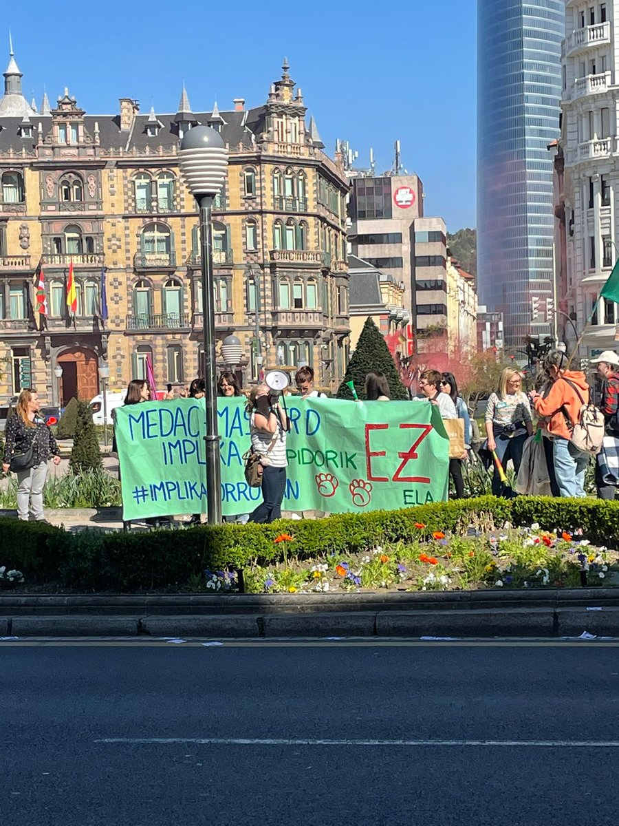 Implikaborrokan's tweet photo. 3️⃣5️⃣ egun #greban. @Implika_Formac ion taldeak 1️⃣5️⃣0️⃣
kaleratze egingo ditu Estatuan, Bilbon atzo 8️⃣7️⃣ egin zituen.
Implika, tu ERE no se explica ‼️✊✊✊
#Implikaborrokan
#150despidos https://t.co/oI25T8SvKX