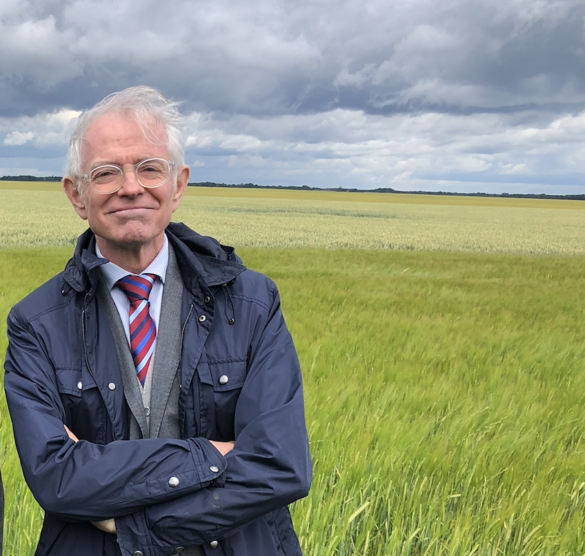 Petite question aux agriculteurs présents sur Twitter, connaissez-vous un agri en polyculture-élevage, en IdF, prêt à accueillir une équipe de #em6, avec votre serviteur, un après-midi pour un tournage ? ➡️ contactez-moi en MP ! Merci 🧑‍🌾🙏