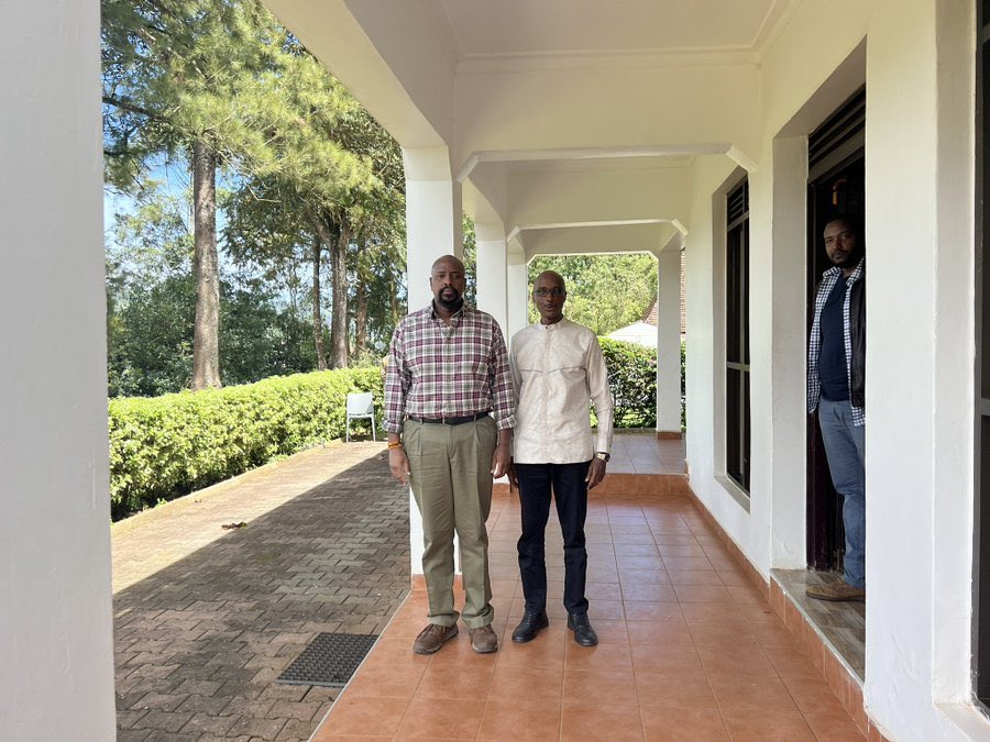 When was the last time you saw or heard from General Kayihura? Well, today he was spotted exchanging pleasantries with General @mkainerugaba today ahead of Rukundo Egumeho Concert. #TeamChairman