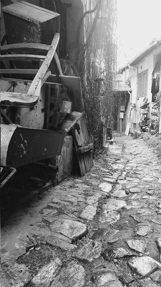 Eski bir Bursa sokağın'dan geriye kalan küçük bir kesit.
#eskibursa
#bursasokak
#kerimbayramoğlu
#bursatarihi
#bursakoleksiyonu