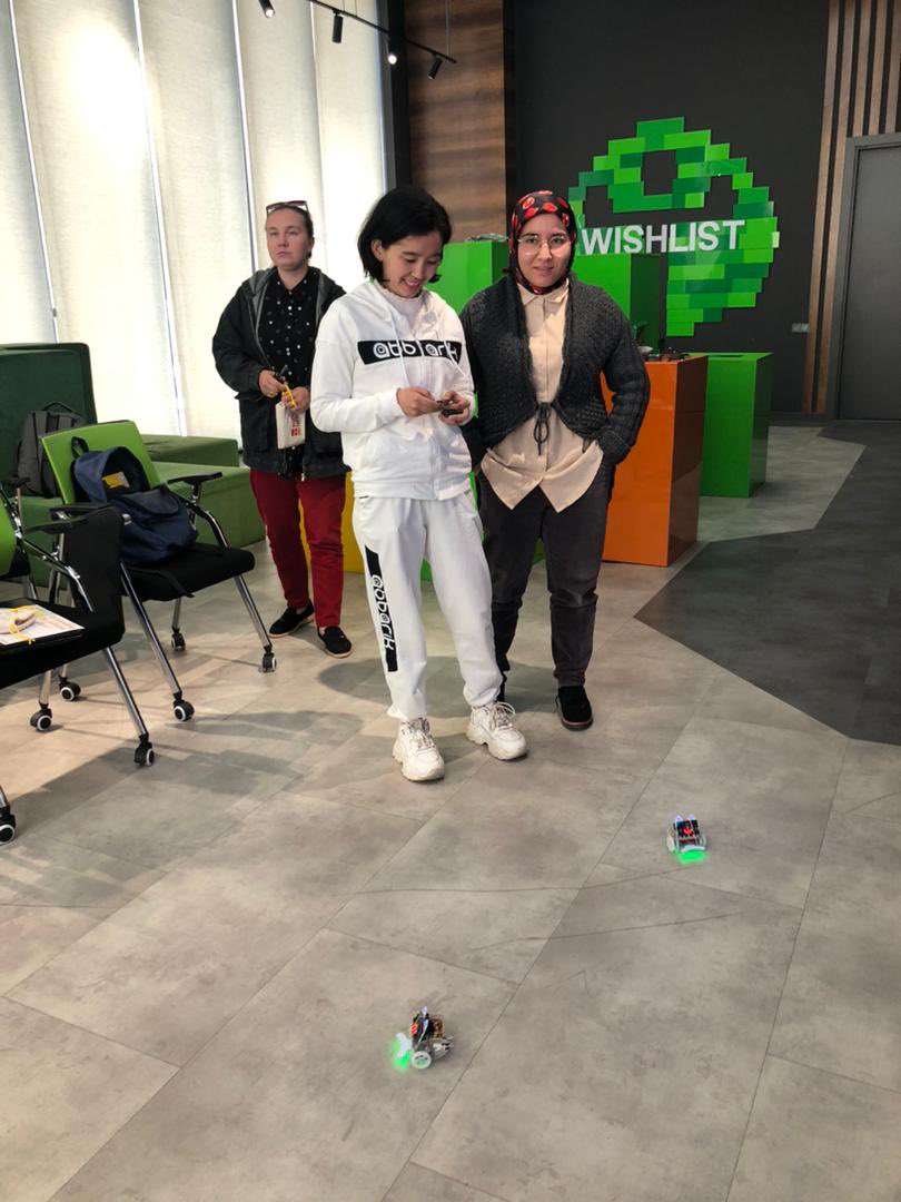 kgiori's tweet image. Brought @microbit_edu boards to @itpark_uz to teach #physicalcomputing using @microblocksfun 🤖🪄🦾
Thx @techwomen fellows UZ!
