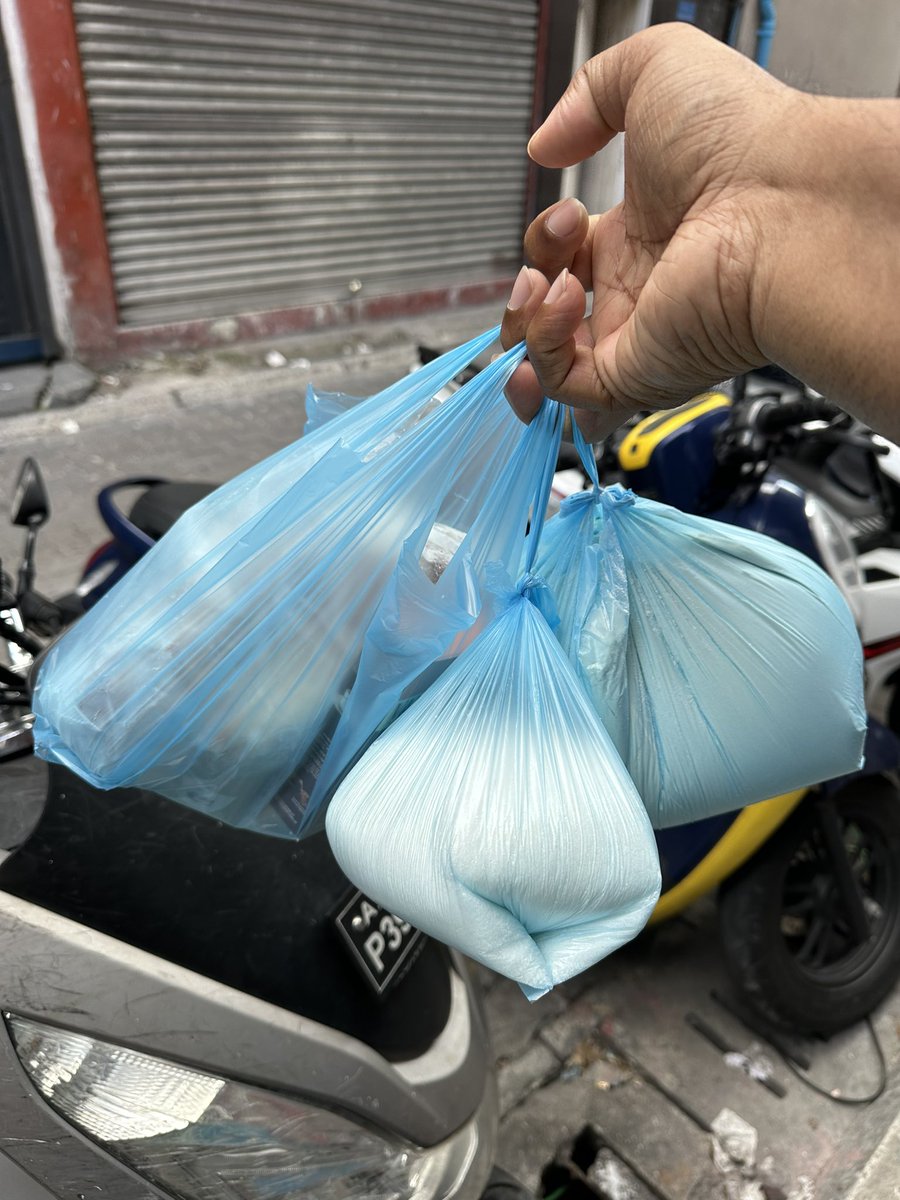 anwarnaeem's tweet photo. 3 ކޮތަޅަށް، ކޮތަޅަކަށް 2ރ ގެ މަގުން ޗާޖުކުރި. ފިހާރައިންބުނި އެއްކޮތަޅަށްހޭ އަޅަންވީ. މަބުނިން 2ކިލޯ ފުށާ، 1ކިލޯ ހަކުރާ، ތެތްވަޅޯމަހަކާ، ކޮށާފާހުރި ކުކުޅު ކިލޯއެއް އެއްކޮތަޅަކަށް އަޅާ މޮޑެގެންހޭ ގެންދަންވީ… ބޯހަލާކު 😖😵‍💫🤐 https://t.co/s8ucgrhFIW