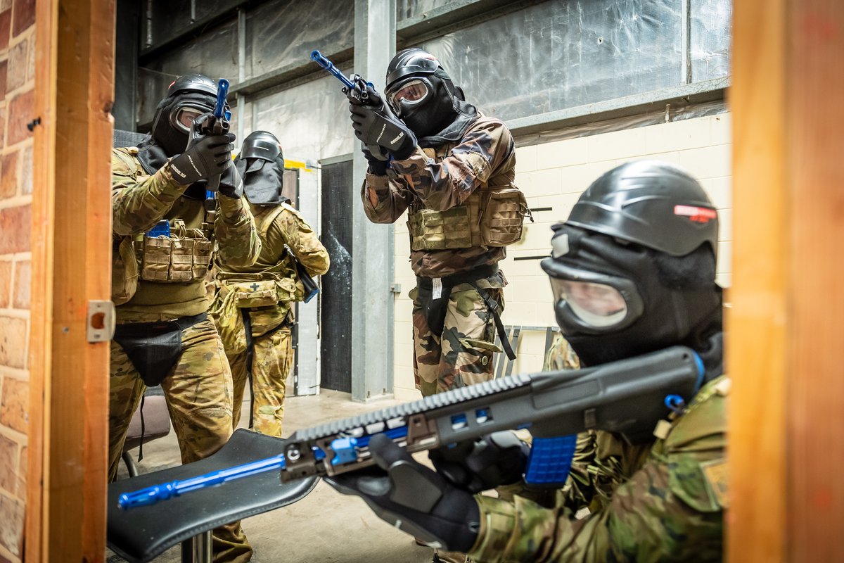 EtatMajorFR's tweet photo. #MissionJDA | #LeSaviezVous ? Les soldats du groupement tactique embarqué s’entraînent avec des militaires de l’@AustralianArmy 🇦🇺.
3 jours d’exercices conjoints pour partager les savoir-faire et renforcer l’interopérabilité des deux armées 🤝🇦🇺🇫🇷 https://t.co/v8t3SZpoH7