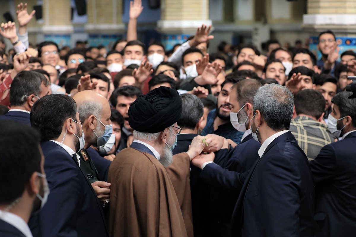 أَخلاقُ مَجدِكَ جَلَّت ما لَها خَطَرٌ
في البَأسِ وَالجودِ بَينَ العِلمِ وَالخَبَرِ

مُتَوَّجٌ بِالمَعالي فَوقَ مَفرِقِهِ
وَفي الوَغى ضَيغَمٌ في صورَةِ القَمَرِ

النابغة الذبياني.

#لبیک_یا_خامنه‌ای