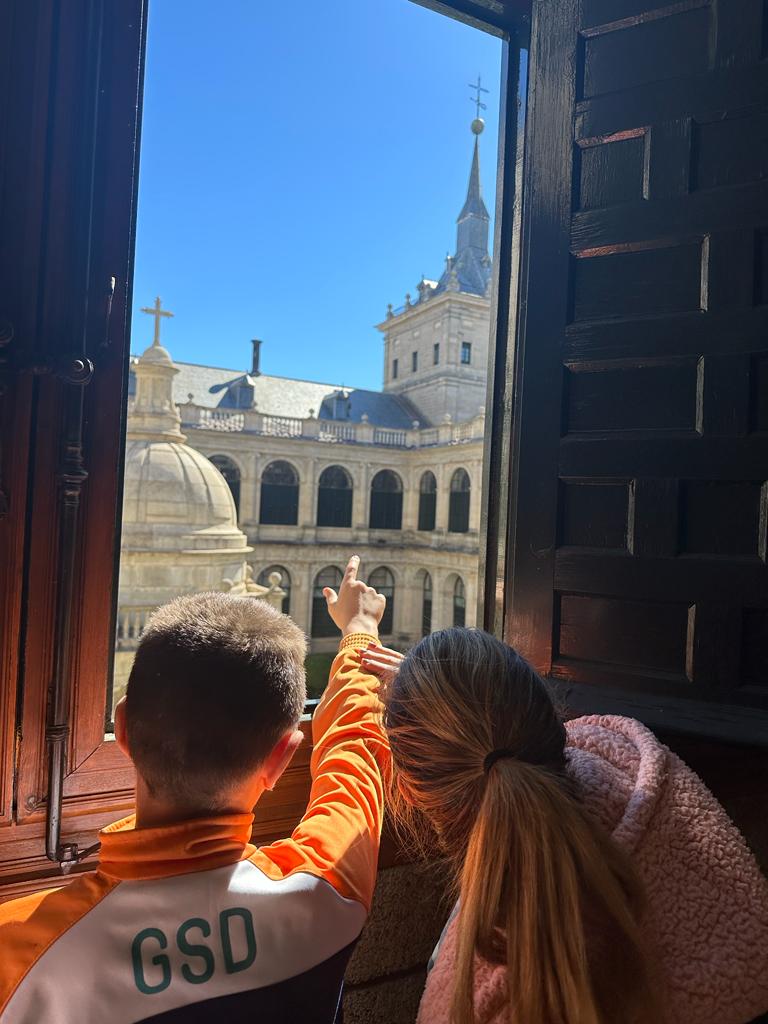 gsdescorialDir's tweet photo. @culturagob @ArroyoPaloma @UNESCO_es @ipcepatrimonio Una suerte tener tan cerca de nuestro cole el Monasterio y Sitio de El Escorial. El pasado 30 de septiembre fuimos con sexto de primaria a visitar esta gran obra  maestra del genio creativo humano, donde importantes artistas se sometieron a la voluntad y órdenes del rey Felipe II https://t.co/Ta6rcsLZjG