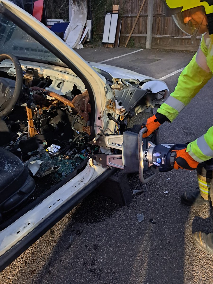 Sawbo_Fire_C27's tweet photo. Keep on cutting until there’s nothing left to cut !
We use our scrap training car to practice our skills and ensure we get maximum use from it. Thank you to Carmageddon Salvage Sawbridgeworth for supplying us a car #dashroll #dashlift #roofremoval #rtcskills https://t.co/H2LDXoi0Gq