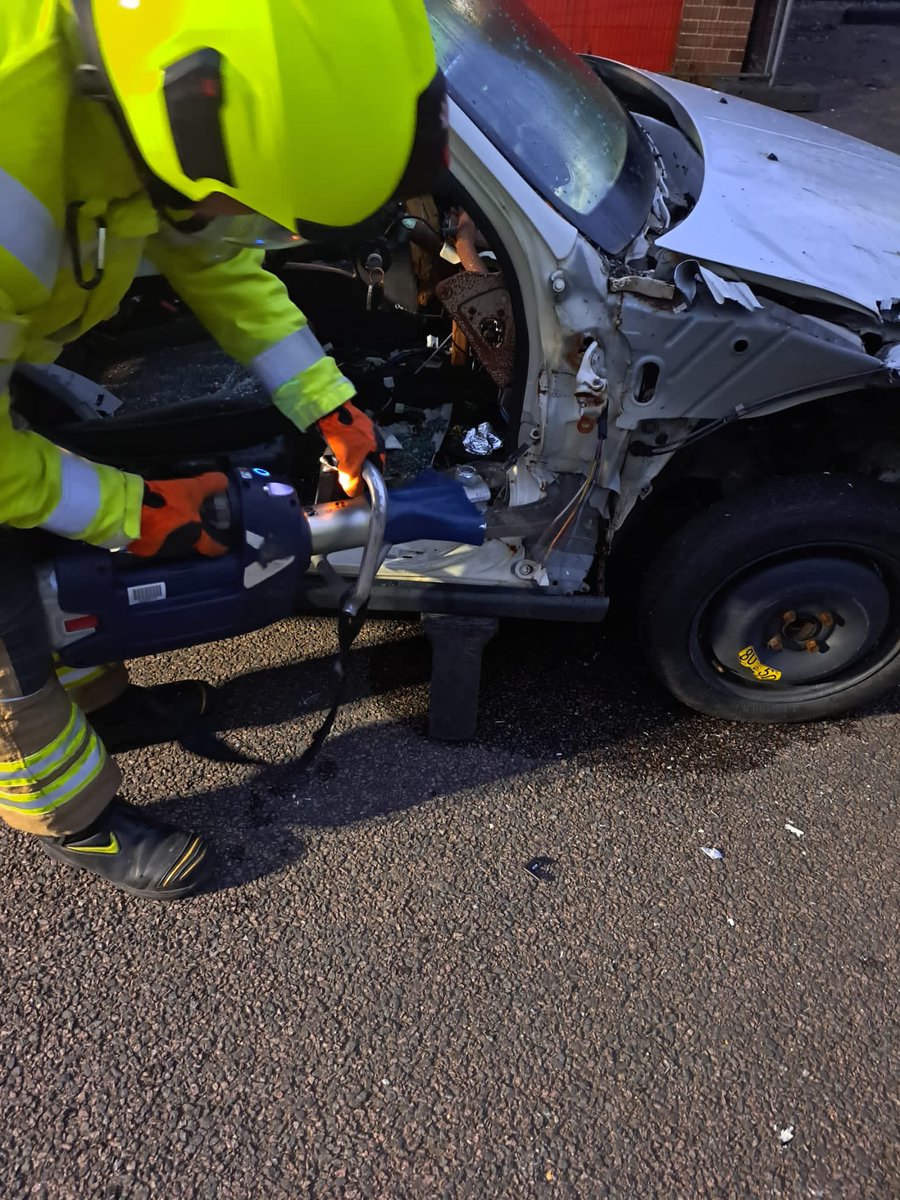 Sawbo_Fire_C27's tweet photo. Keep on cutting until there’s nothing left to cut !
We use our scrap training car to practice our skills and ensure we get maximum use from it. Thank you to Carmageddon Salvage Sawbridgeworth for supplying us a car #dashroll #dashlift #roofremoval #rtcskills https://t.co/H2LDXoi0Gq