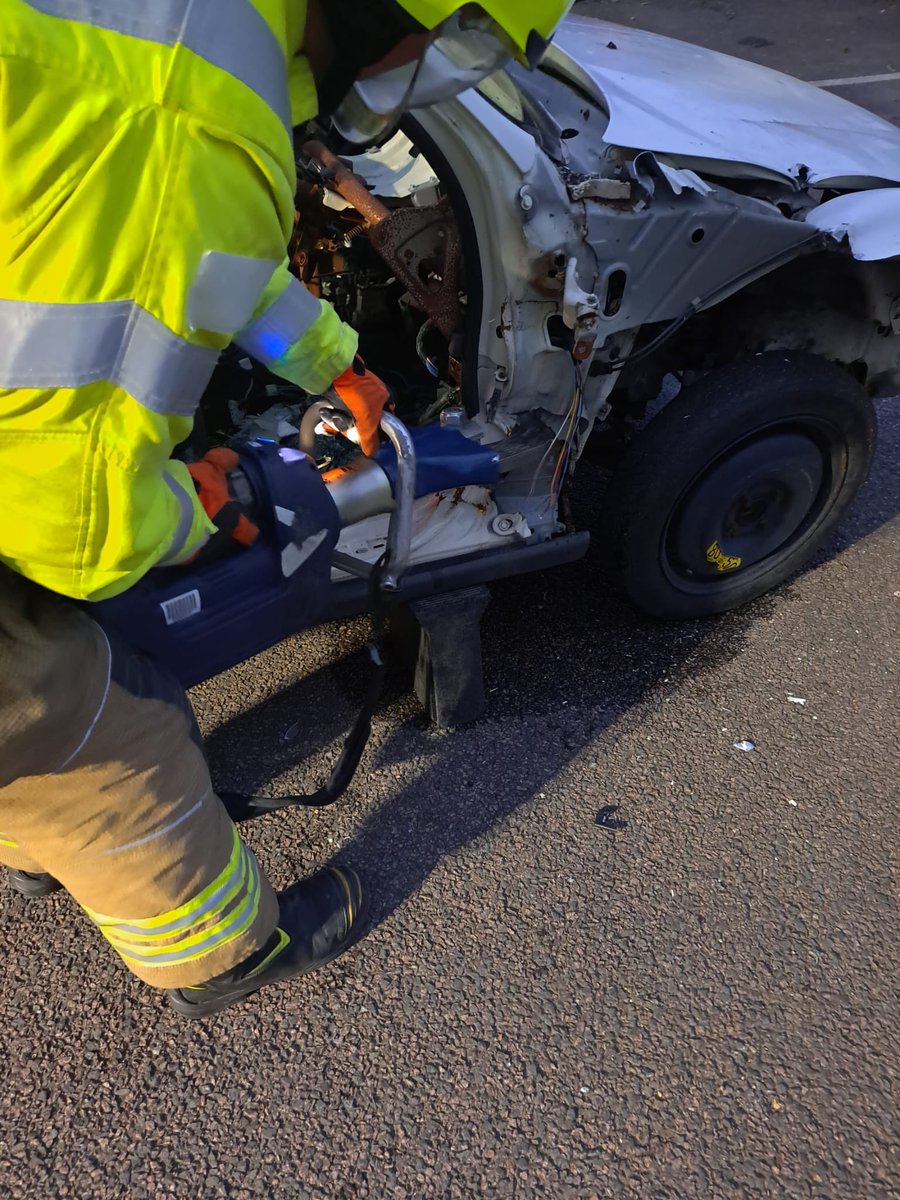 Sawbo_Fire_C27's tweet photo. Keep on cutting until there’s nothing left to cut !
We use our scrap training car to practice our skills and ensure we get maximum use from it. Thank you to Carmageddon Salvage Sawbridgeworth for supplying us a car #dashroll #dashlift #roofremoval #rtcskills https://t.co/H2LDXoi0Gq