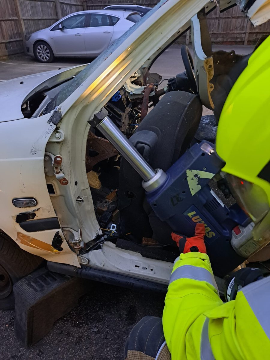 Sawbo_Fire_C27's tweet photo. Keep on cutting until there’s nothing left to cut !
We use our scrap training car to practice our skills and ensure we get maximum use from it. Thank you to Carmageddon Salvage Sawbridgeworth for supplying us a car #dashroll #dashlift #roofremoval #rtcskills https://t.co/H2LDXoi0Gq