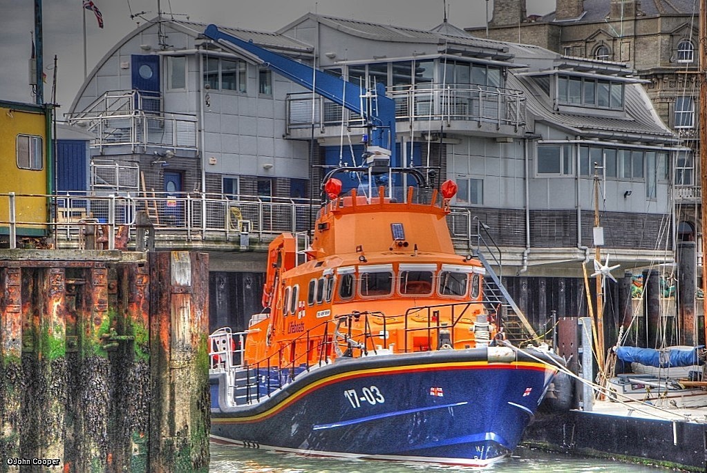 TheSuffolkMan's tweet photo. #rnlb @RNLI #Harwich https://t.co/YooxmfKjhh