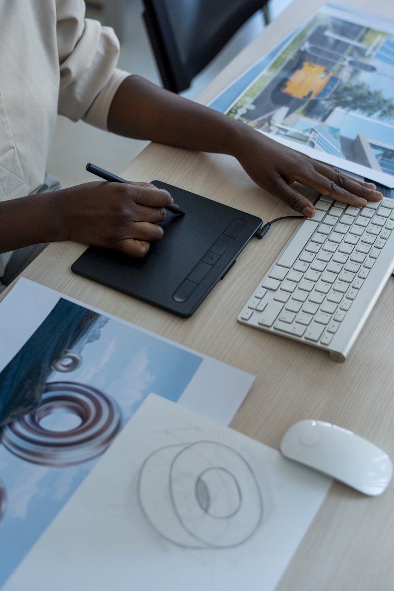 Nel_kimathi's tweet photo. Hey, entrepreneurs! Want to make your biz stand out? A badass graphic designer can take your visuals from meh to YEAH, creating eye-catching designs that pack a punch. Trust me, your customers will notice! #designerlove #branding #smallbiz https://t.co/COcjlwyW2I