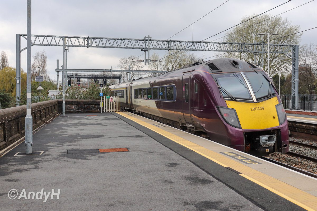 holtona72's tweet photo. #OneEightyWednesday 🎯 sees 180109 departing from Kettering last Saturday morning whilst working 1D28 10.35 St.Pancras-Nottingham. #MML #EMR #Class180 #MidweekMidlandMainline 15/4/23 https://t.co/8jmf2aDPCr