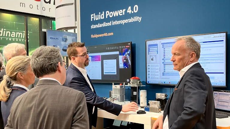 VDMAonline's tweet photo. #Digitalisierung in der #Fluidtechnik - Pole Position im #Maschinenbau mit #Fluidtechnik40. VDMA Präsident Karl Haeusgen, Hartmut Rauen und Christian Geis am VDMA-Stand in Halle 6, B57. Vorbei kommen, Produkte scannen und digitalen Zwilling anschauen! #HM23 #digitaltwin https://t.co/bJWZolIOhU