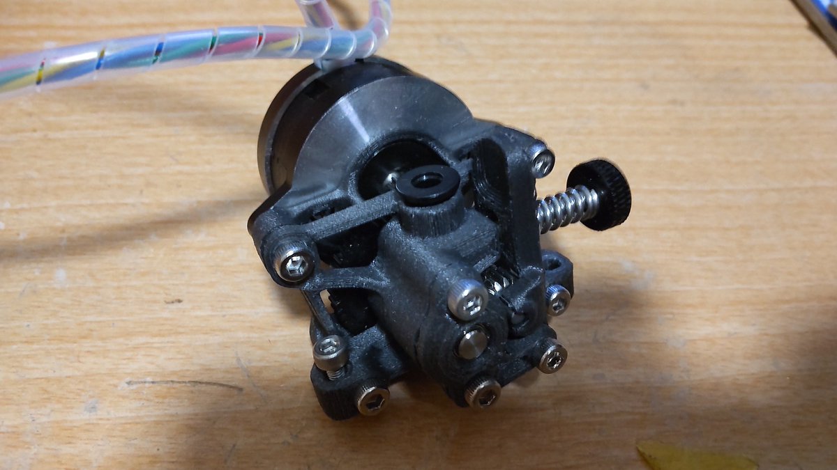 _gear_geek_'s tweet photo. HexaPrinterはフライングエクストルーダーに対応しました！この板の上にエクストルーダー乗せれる設計になってます！　#HexaPrinter ただ、今エクストルーダーの部品が調子よくなくて、再手配中なので、MFKには間に合いません… https://t.co/6s5YWlTFCJ