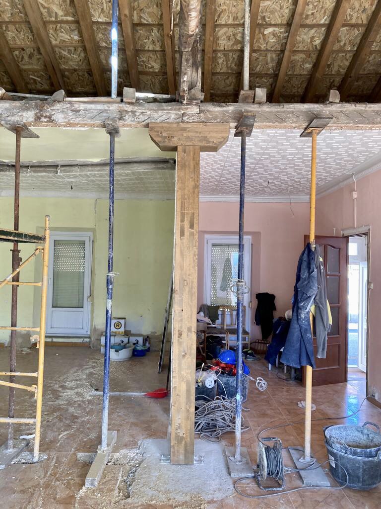 trcestructuras's tweet photo. #rehabilitación de #cubierta de #vivienda con nueva #estructurademaderalaminada , #panelsandwich #teznocuber de #madera #tableroosb , #impermeabilización , #ventilación y colocación de #velux 
#trcestructurasdemadera #maderalaminada #trcestructuras #viviendas #valladolid https://t.co/GjVemP6DIn