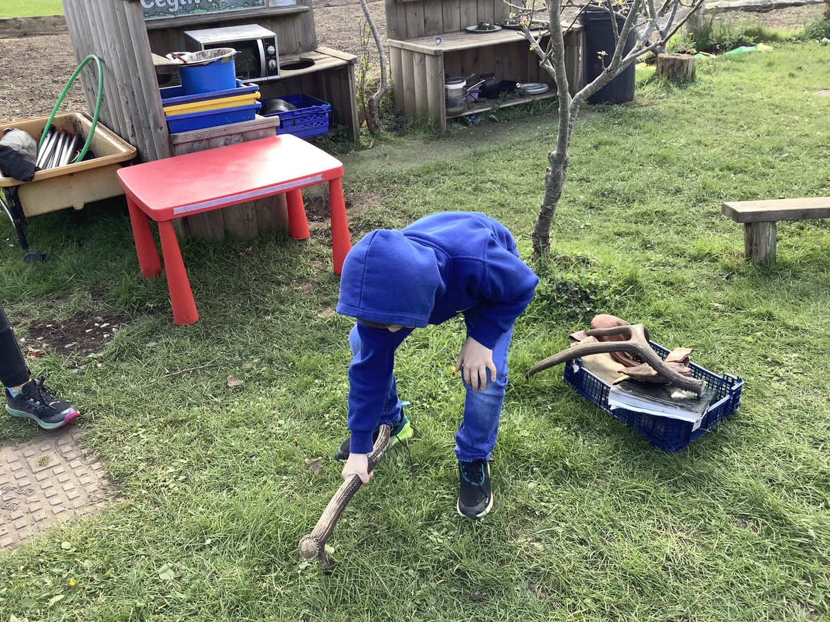 llanrhidianp's tweet photo. #LlanPengwin have been learning about our ancestors today with  help from Helen from Gower Unearthed. #LlanHum #LlanComm https://t.co/RuYU8mIMVb