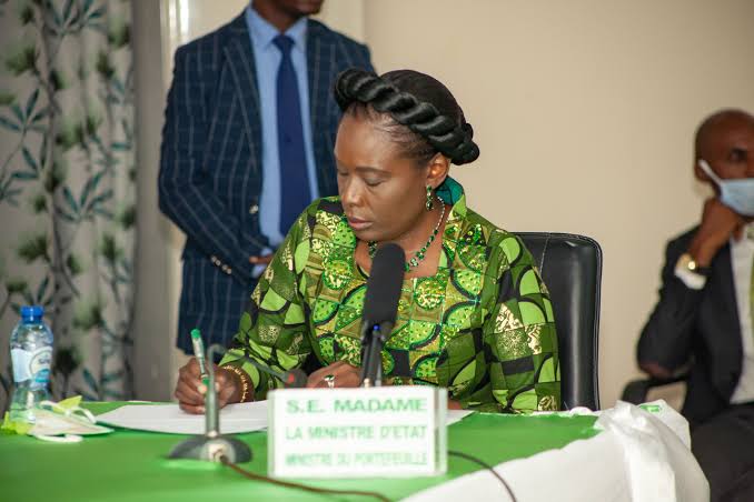 mediacongo's tweet photo. Faisant suite à la recommandation de l'@AssembleeN_RDC : @minportefeuille, @adelekayinda01 suspend le DG de la #SNEL, Fabrice #Lusinde
https://t.co/4KIjxxdQnM https://t.co/pR0AWewenZ