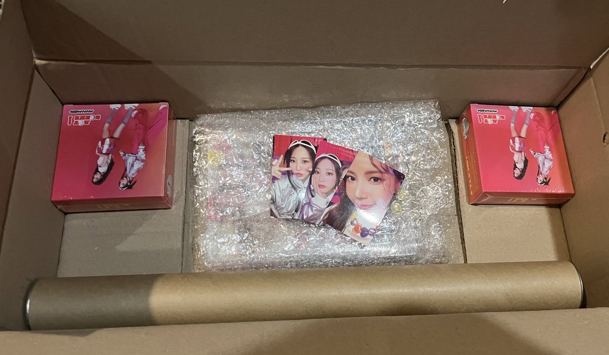 miliyiuh's tweet photo. I’m blindly loyal to Bizent’s POB but the quality is steadily dropping. They also just dumped the PCs in there when they’re already so thin!  Happy with my album PCs tho. https://t.co/iWnxYNFg3x
