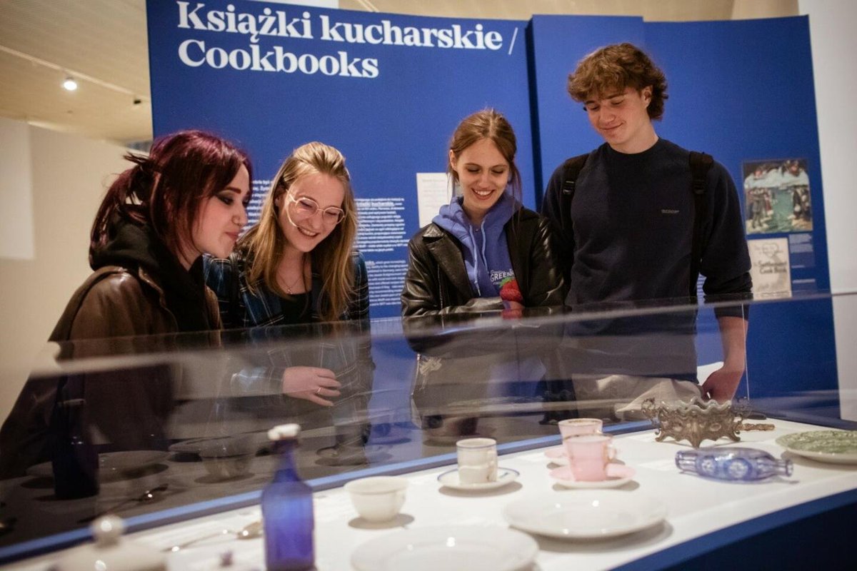 EEANorwayGrants's tweet photo. Today marks the anniversary of the Warsaw Ghetto Uprising. 

The #EEANorwayGrants stand against #antisemitism and all forms of discrimination.🙌🏼We would like to highlight one project doing just that, @PolinMuseum. Through education and spreading awareness, we can combat hate and create a more tolerant world.

Read our story on how the museum has found a recipe to fight antisemitism ➡️ https://t.co/ZM0yuQL4wL
#Warsawghettouprsing #Rememberingtogether