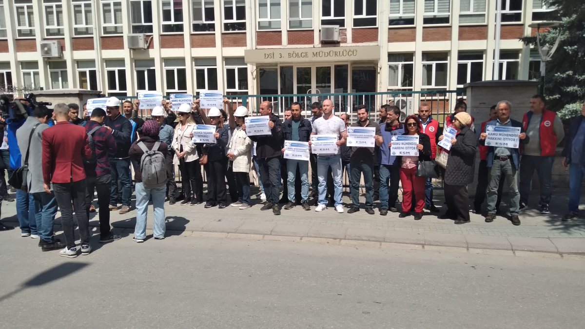 ESM_GM's tweet photo. ESM Eskişehir Temsilciliğimiz tarafından DSİ 3.Bölge Müdürlüğü önünde basın açıklaması düzenlendi. Teknik hizmetler sınıfında çalışan kamu emekçileri insanca yaşanacak bir ücret talep ediyor.
Gasp edilen haklarımızı geri alacağız!
#KamuMuhendisleri 
#TeknikHizmetlerHakkınıİstiyor https://t.co/sv5Ivcc0BU