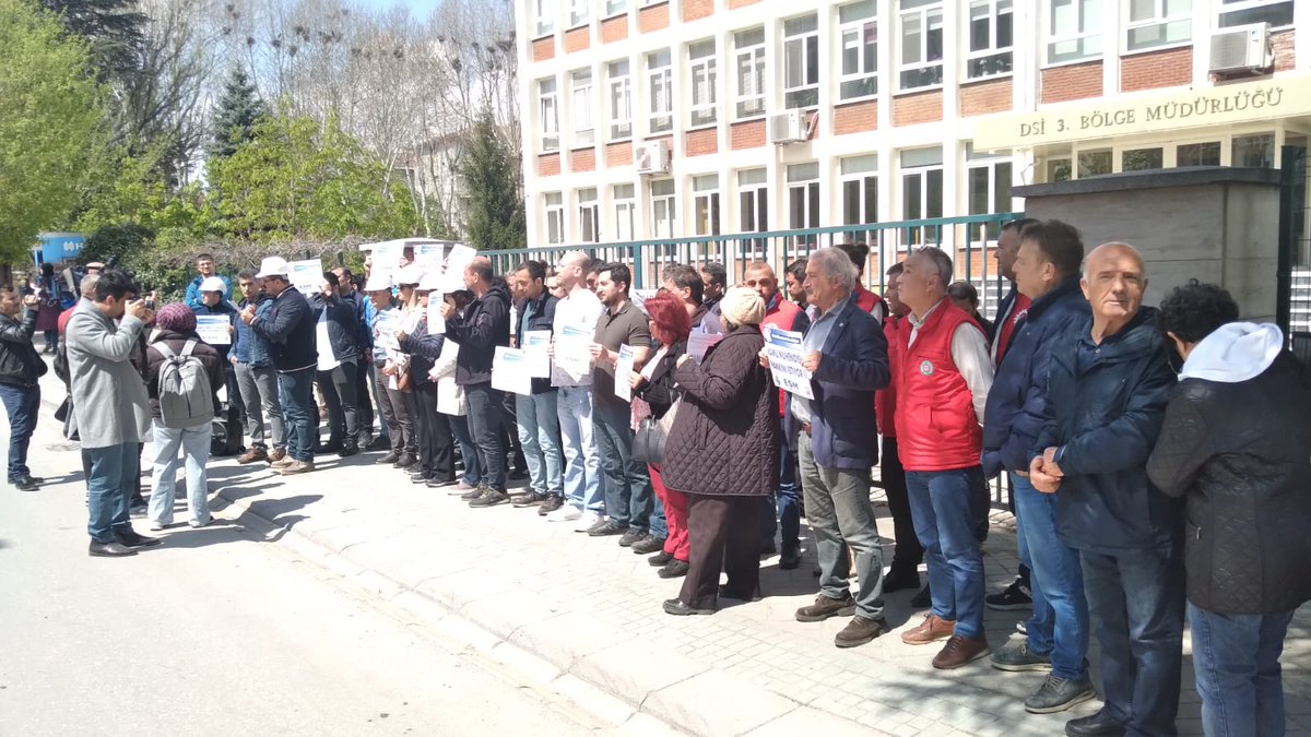 ESM_GM's tweet photo. ESM Eskişehir Temsilciliğimiz tarafından DSİ 3.Bölge Müdürlüğü önünde basın açıklaması düzenlendi. Teknik hizmetler sınıfında çalışan kamu emekçileri insanca yaşanacak bir ücret talep ediyor.
Gasp edilen haklarımızı geri alacağız!
#KamuMuhendisleri 
#TeknikHizmetlerHakkınıİstiyor https://t.co/sv5Ivcc0BU
