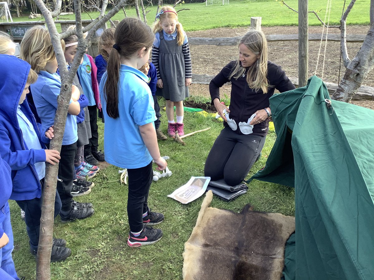 llanrhidianp's tweet photo. #LlanPengwin have been learning about our ancestors today with  help from Helen from Gower Unearthed. #LlanHum #LlanComm https://t.co/8XxrBCsmZW