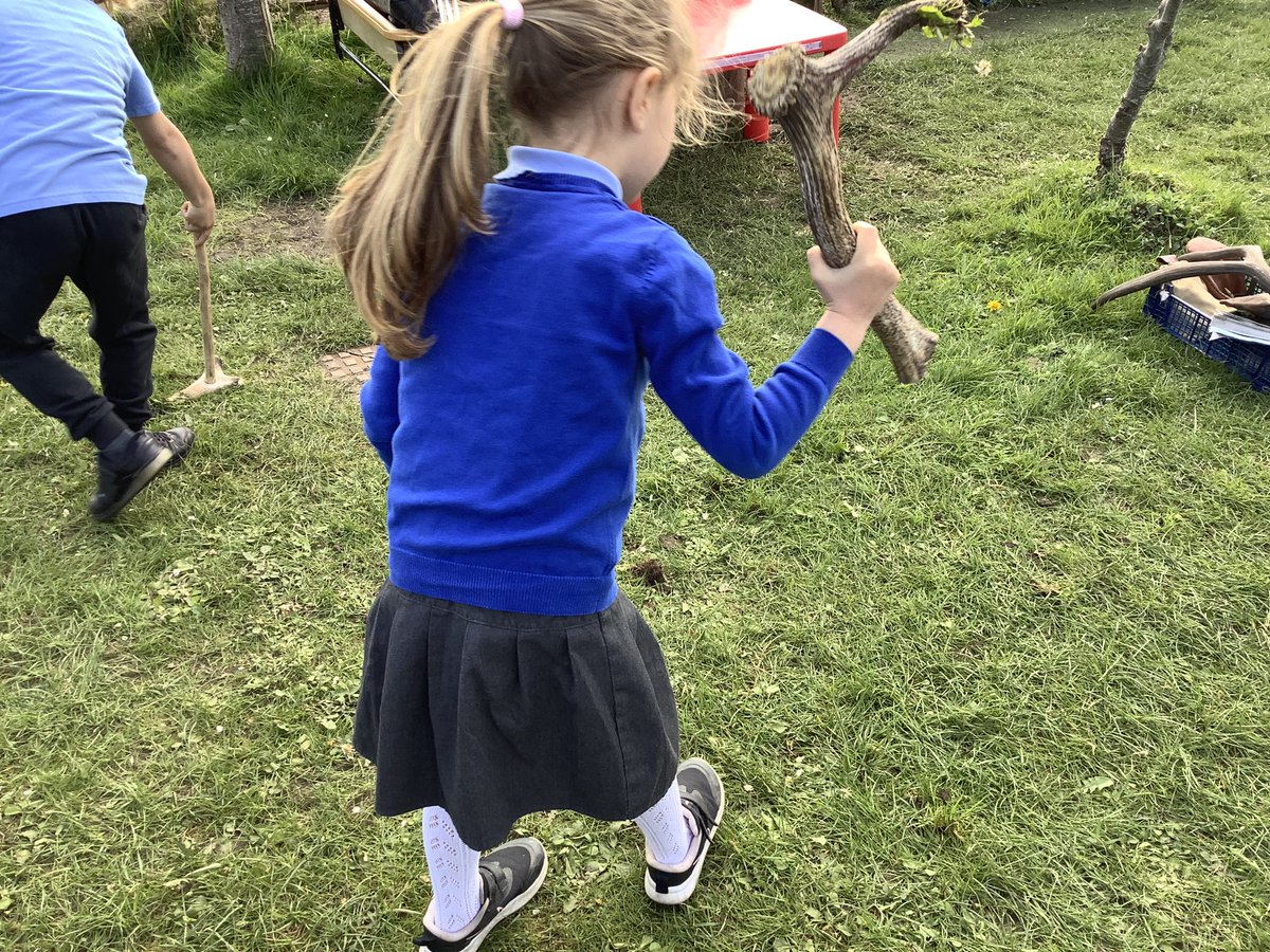 llanrhidianp's tweet photo. #LlanPengwin have been learning about our ancestors today with  help from Helen from Gower Unearthed. #LlanHum #LlanComm https://t.co/8XxrBCsmZW