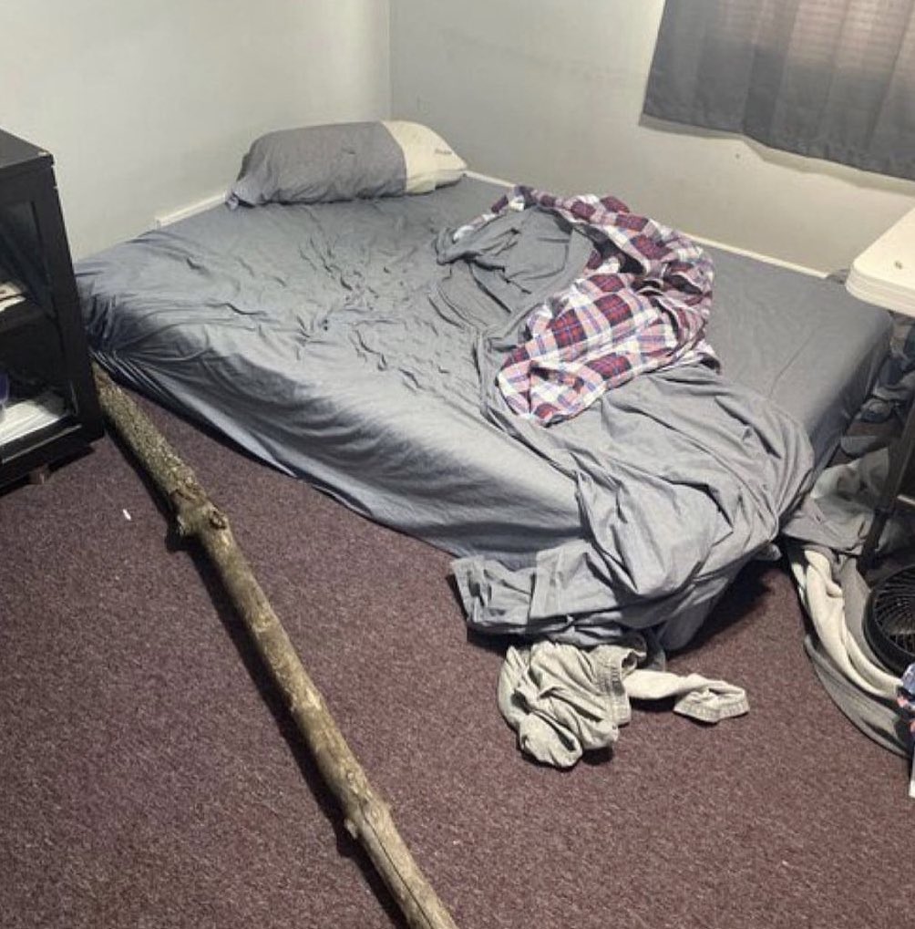 I just visited a physics PhD student at Harvard University. One of the  smartest people in the world. Here's their bedroom:, image size:1004x1019