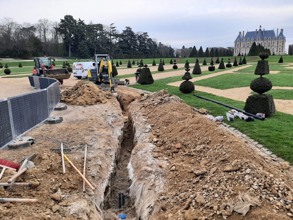 caupamat's tweet photo. #CAUPAMAT est en charge de la sécurité sur le chantier en cours dans le parc de Sceaux. Mise en place pour garantir la protection des travailleurs et des usagers. Respect des normes environnementales. #sécurisationdechantier #travaux #parcdesceaux #environnement https://t.co/NGH0JPklH3
