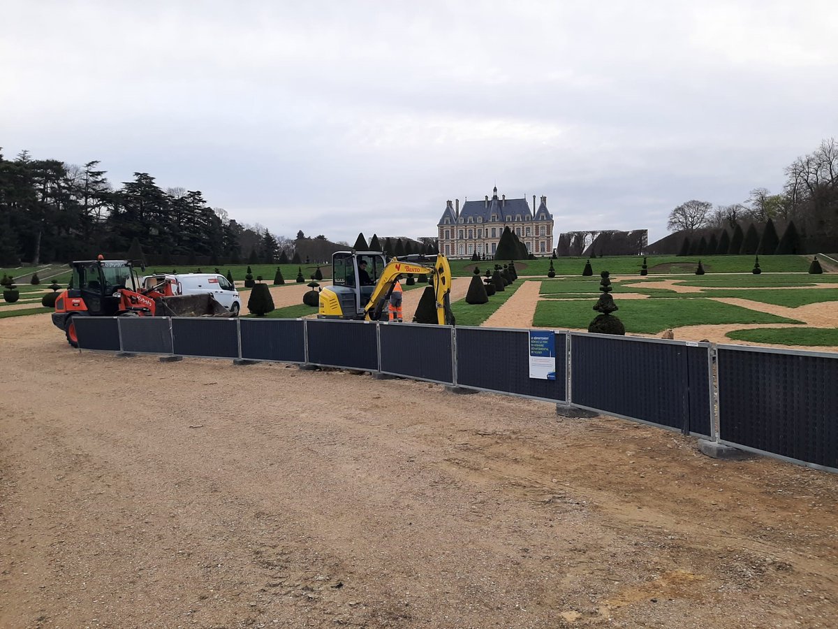 caupamat's tweet photo. #CAUPAMAT est en charge de la sécurité sur le chantier en cours dans le parc de Sceaux. Mise en place pour garantir la protection des travailleurs et des usagers. Respect des normes environnementales. #sécurisationdechantier #travaux #parcdesceaux #environnement https://t.co/NGH0JPklH3