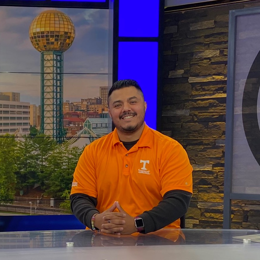 tennalum's tweet image. @CarlosJuanWard ('16 ), is bringing #VamosVols energy to Rocky Top!   

As the Spanish Voice of the Vols, he brings exciting Spanish commentating to Vols Football games, allowing more ears to follow along! #VolGreats
