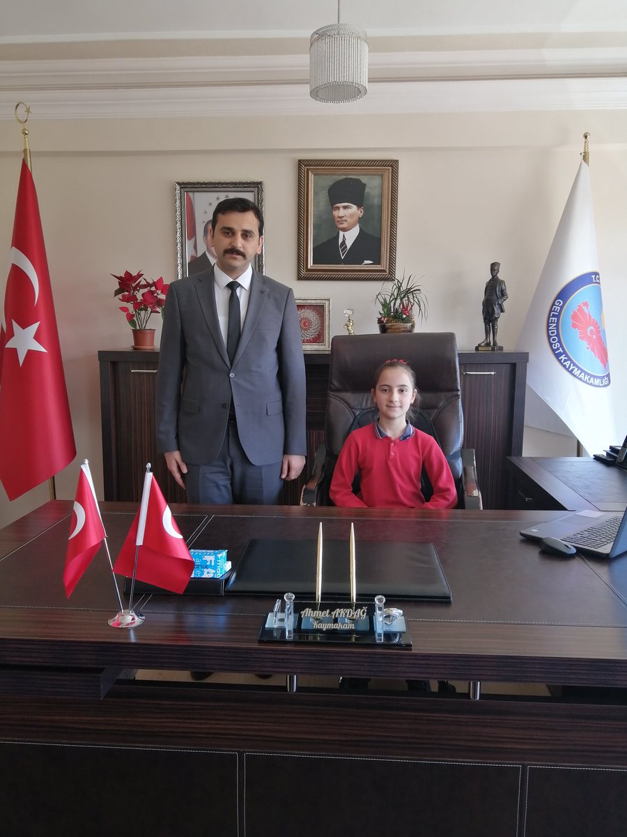 SehitErhan's tweet photo. 23 Nisan Ulusal Egemenlik ve Çocuk Bayramı 103.yılı etkinlikleri kapsamında Gelendost Kaymakamı Sayın Ahmet AKDAĞ, makam koltuğunu okulumuz 4/A sınıfı öğrencimiz Şaziye İNAN'a devretti. @GelendostK @ErhanBaydur1 @GelendostIlce @y_erdem_yilmaz @e32arikan @HalisBilgin32 https://t.co/CqfdYybpHd