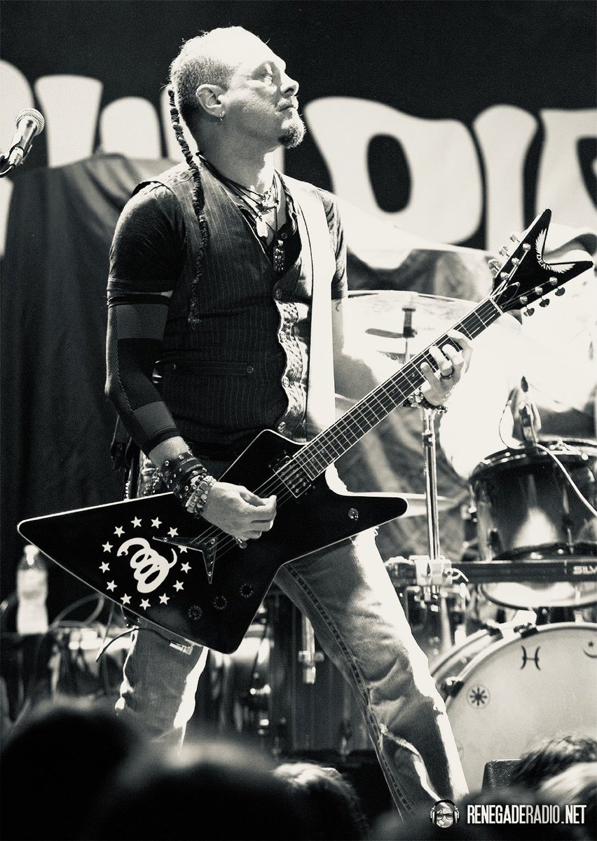 Stageleftguitar's tweet photo. @stephwilkens 🤘 https://t.co/110dgUtvAV