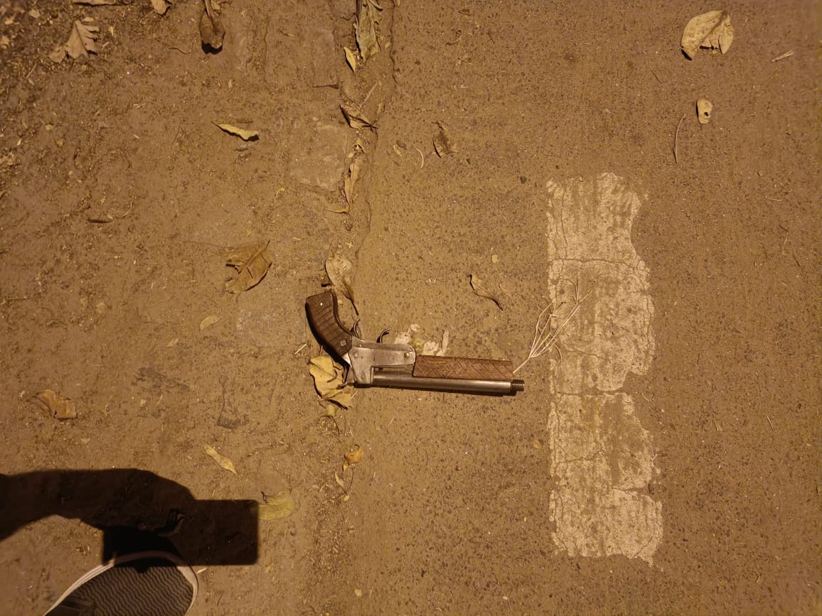 Crime Branch Delhi Police (@crimebranchdp) on Twitter photo 3 dreaded interstate criminals wanted in bank robberies, kidnapping for ransom arrested
Fired on team one injured when police fired back in self defence
3 pistols 4 live cartridges seized
Kudos to Insp Rampal ACP Umesh Bhartwal & <a href="/ankitsingh_IPS/">Ankit Singh</a>
<a href="/DelhiPolice/">Delhi Police</a>
<a href="/Ravindra_IPS/">Special CP Law & Order Delhi Police</a> 3 dreaded interstate criminals wanted in bank robberies, kidnapping for ransom arrested
Fired on team one injured when police fired back in self defence
3 pistols 4 live cartridges seized
Kudos to Insp Rampal ACP Umesh Bhartwal & <a href="/ankitsingh_IPS/">Ankit Singh</a>
<a href="/DelhiPolice/">Delhi Police</a>
<a href="/Ravindra_IPS/">Special CP Law & Order Delhi Police</a>