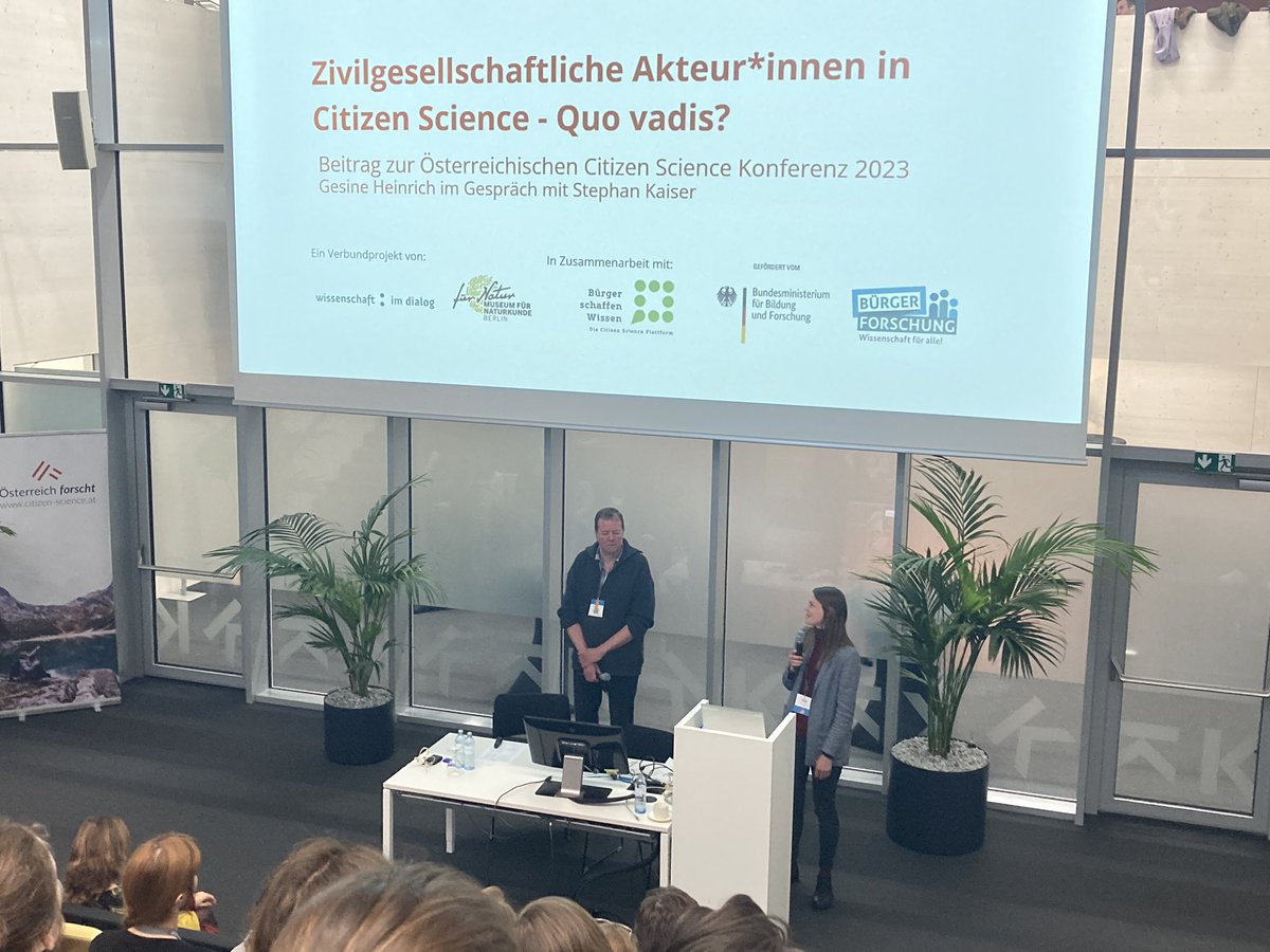 Zivilgesellschaftliche Akteur*innen in #CitizenScience - Quo vadis? Gesine Heinrich (@mfnberlin) im Gespräch mit <a href="/KaiserKultur/">Stephan Kaiser</a>, Leiter des #aufdieplätzemitforschen-Preisträgerprojekts <a href="/StadtrandHH/">Stadtrandgeschichten</a>, bei den Lightning Talks der #OECSK2023.