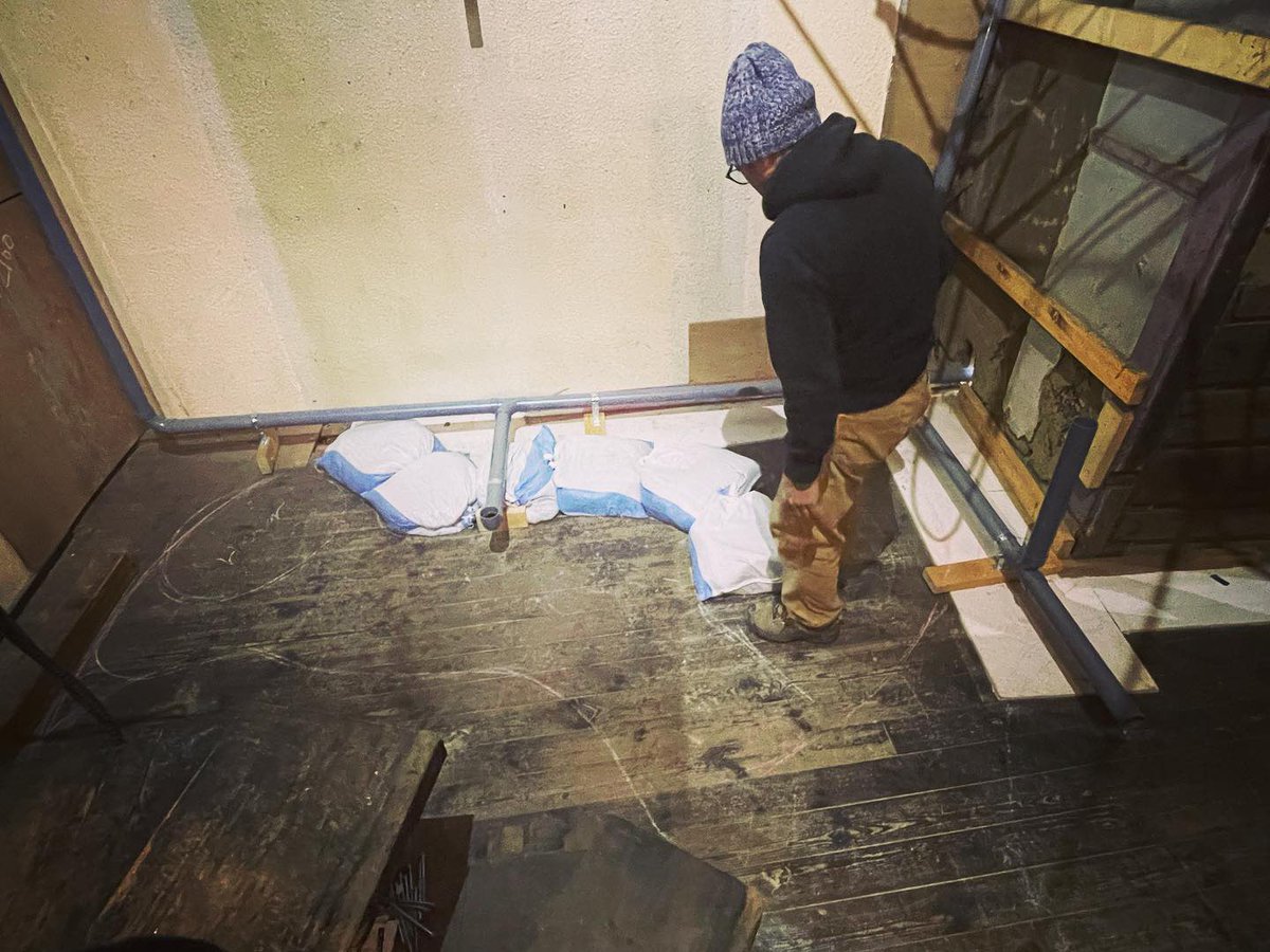 sambo_saun's tweet photo. #サウナ制作中 トン袋２つ(２立法メートル)頼みました。 結局ぜんぜん足らず。 延長戦に！ #サウナ #diy #サ活 #サ道 #サウナイキタイ https://t.co/mHnBeyCgFP