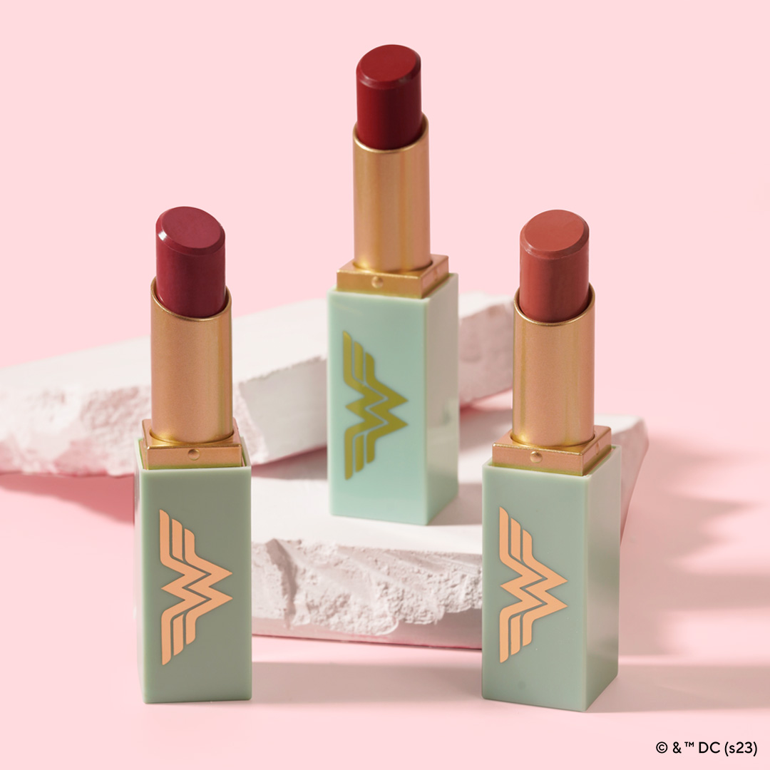 vicecosmeticsph's tweet photo. These new #MatteForAll Flexi Matte Lipsticks are everything! 😍
👸🏻 Princess - Pink Nude
👑 Heroine - Mauve Pink
⚔️ Warrior - Bright Red
Link in bio 🔗
#ViceCosmeticsWonderUnites
#WonderWoman
#ViceCosmetics
#GandaForAll https://t.co/SFEZ6Go1Ya
