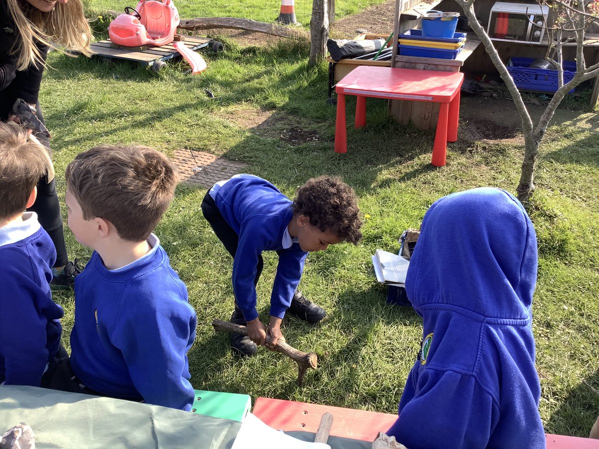 llanrhidianp's tweet photo. #LlanPengwin have been learning about our ancestors today with  help from Helen from Gower Unearthed. #LlanHum #LlanComm. https://t.co/tVkaQuU1ZA