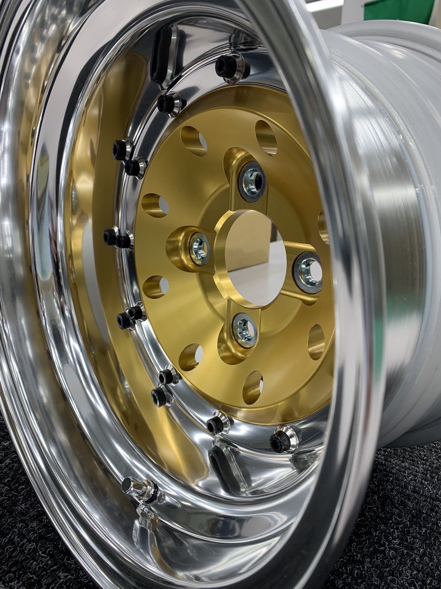 Weds_Co_Ltd's tweet photo. 【この質感を――】

クローズアップでぜひご覧ください。

これは「RACINGFORG：レーシングフォージ」を現代の技術で蘇らせたサンプルホイール。表面の質感、リムの深さ、そして当時を思わせる雰囲気。wedsが魂を込めた作った1本です。#weds #wedssport #ホイール #車 #国産スポーツカー https://t.co/FW3KuKFe22