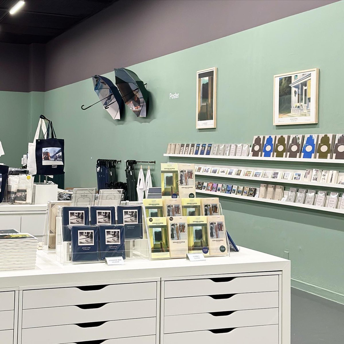 서울 시립미술관에서 4월20일부터 8월20일까지 열리는 「에드워드 호퍼 : 길 위에서」 MD 작업을 했어요 😊

1층 아트샵에서 만나요 ✋🏻